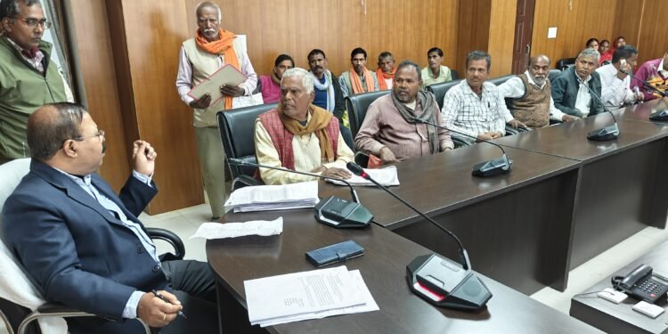 जनता दरबार में सुनी गई आमजनों की समस्याएं: गढ़वा जिला भू-अर्जन पदाधिकारी का प्रयास