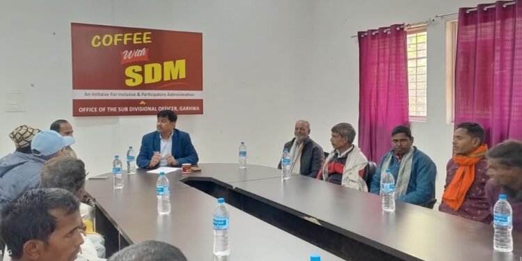 गढ़वा: एसडीओ ने ऑटो चालकों की समस्याएं सुनीं, समाधान का भरोसा दिलाया