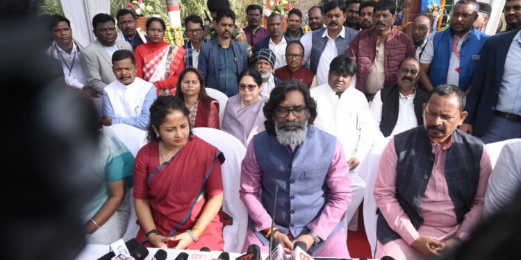 मुख्यमंत्री हेमन्त सोरेन ने खरसावां गोलीकांड के शहीदों को दी भावपूर्ण श्रद्धांजलि