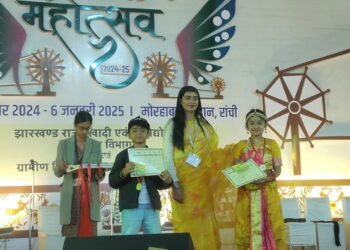 रांची: ठंड की परवाह किए बिना, राष्ट्रीय खादी एवं सरस महोत्सव में उमड़ रही भीड़: माटी कला बोर्ड ने शिल्पकारों को किया प्रोत्साहित