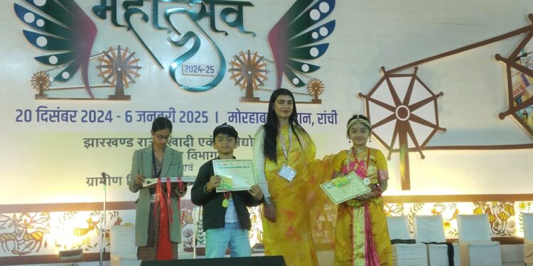 रांची: ठंड की परवाह किए बिना, राष्ट्रीय खादी एवं सरस महोत्सव में उमड़ रही भीड़: माटी कला बोर्ड ने शिल्पकारों को किया प्रोत्साहित