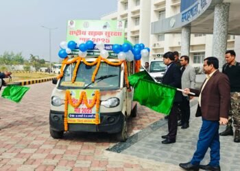 गढ़वा: उपायुक्त शेखर जमुआर ने सड़क सुरक्षा रथ को हरी झंडी दिखाकर किया रवाना