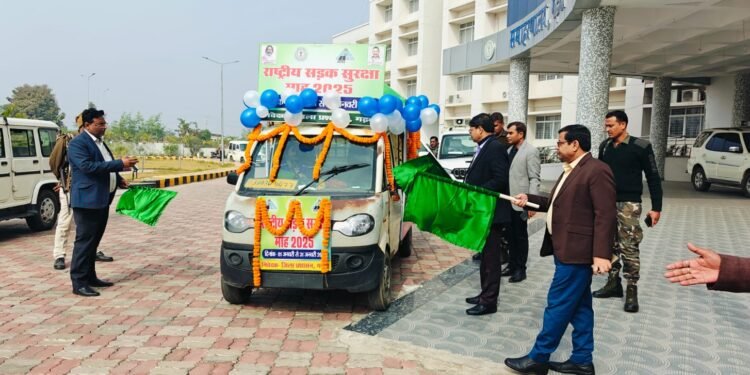 गढ़वा: उपायुक्त शेखर जमुआर ने सड़क सुरक्षा रथ को हरी झंडी दिखाकर किया रवाना