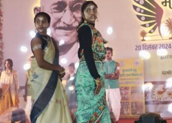 खादी फैशन शो और स्केचिंग प्रदर्शन ने मोहा दर्शकों का दिल: खादी मेला 2024-25 में उमड़ा उत्साह