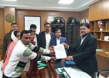 गढ़वा: सरकारी सेवकों के आश्रितों को नौकरी: समाहरणालय में नियुक्ति पत्र वितरण