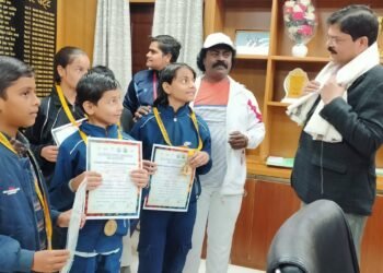 गढ़वा: “किक बॉक्सिंग विजेताओं का सम्मान: उपायुक्त ने की उज्जवल भविष्य की कामना”