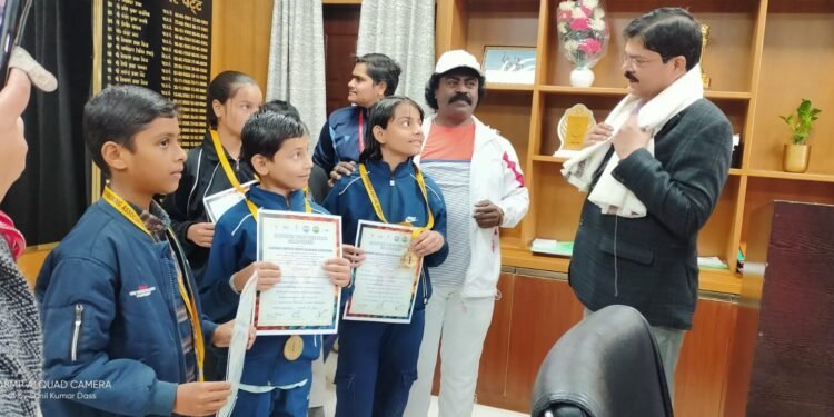 गढ़वा: “किक बॉक्सिंग विजेताओं का सम्मान: उपायुक्त ने की उज्जवल भविष्य की कामना”