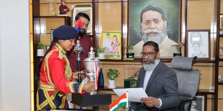 मुख्यमंत्री हेमन्त सोरेन ने की नेशनल स्कूल बैंड कॉम्पटीशन में विजेता टीम से मुलाकात