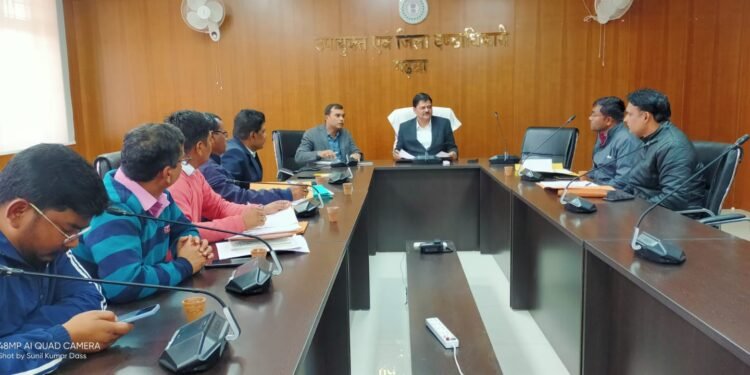 गढ़वा: नगर निकायों में पिछड़े वर्गों के आरक्षण हेतु सर्वेक्षण कार्य की समीक्षा बैठक
