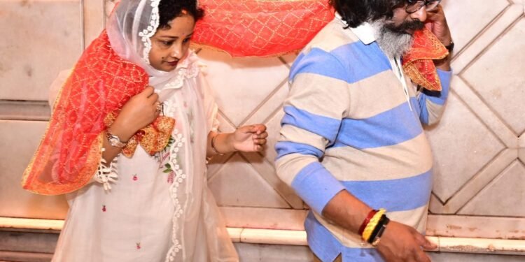 Kolkata: मुख्यमंत्री हेमन्त सोरेन ने कालीघाट शक्तिपीठ में पूजा-अर्चना की