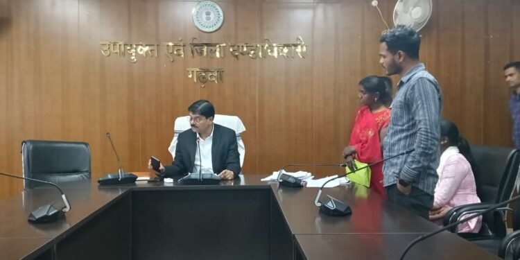 गढ़वा जिला में जनता दरबार में उठीं लोगों की समस्याएं: उपायुक्त ने दिए समाधान के निर्देश