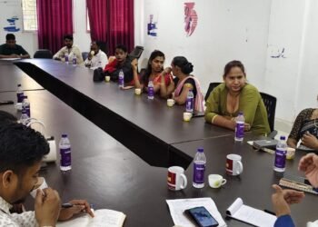 गढ़वा: एसडीएम ने किन्नर समूह के साथ ‘कॉफी संवाद’ में किया विचार-विमर्श