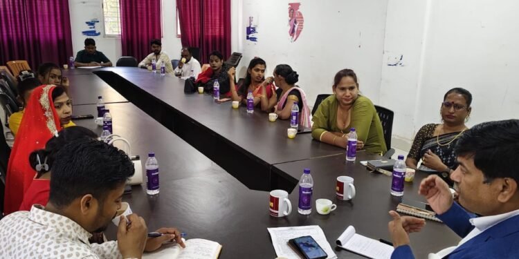 गढ़वा: एसडीएम ने किन्नर समूह के साथ ‘कॉफी संवाद’ में किया विचार-विमर्श