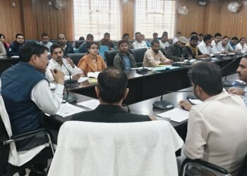 गढ़वा: उपायुक्त की अध्यक्षता में मनरेगा, प्रधानमंत्री आवास (ग्रामीण) एवं 15वें वित्त आयोग की समीक्षात्मक बैठक