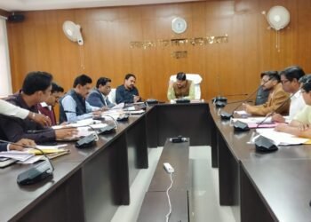 गढ़वा में उपायुक्त की अध्यक्षता में राजस्व संग्रहण पर समीक्षा बैठक