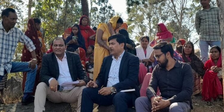 गढ़वा: एसडीओ पहुंचे पीवीटीजी गांव भदुआ, चौपाल लगाकर सुनी समस्याएं