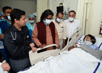 मुख्यमंत्री हेमन्त सोरेन और विधायक कल्पना सोरेन ने दुर्घटना में घायल राज्यसभा सांसद डॉ. महुआ माजी से की मुलाकात