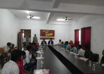 गढ़वा: सड़क सुरक्षा और संवेदनशीलता: “कॉफी विद एसडीएम” में पीड़ित परिवारों से भावुक संवाद