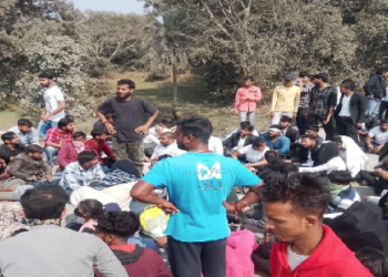 कोयला लदे ट्रक की चपेट में आकर दो छात्रों की मौत, नाराज छात्रों का सड़क जाम और प्रदर्शन, पुलिस पर पथराव