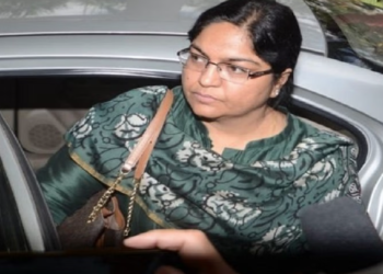 सीनियर आईएएस अधिकारी पूजा सिंघल के निलंबन की अवधि समाप्त: विभाग का प्रभार सौंपने पर विवाद