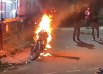 रांची के डंगराटोली चौक पर बाइक में आग: प्रेमिका से झगड़े के बाद युवक ने लगाई आग