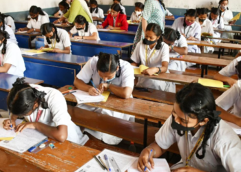 चतरा में JAC परीक्षा में फर्जी परीक्षार्थी पकड़ा गया, असली परीक्षार्थी महाकुंभ स्नान पर