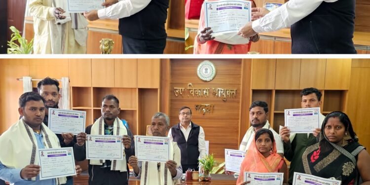 गढ़वा: मनरेगा मजदूरों को उप विकास आयुक्त ने किया सम्मानित