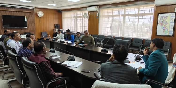 गढ़वा: उपायुक्त ने की आपूर्ति विभाग के कार्यों की विस्तृत समीक्षा, खाद्यान्न वितरण और अन्य योजनाओं पर चर्चा