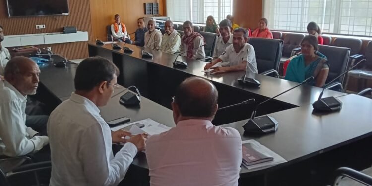 गढ़वा: जनता दरबार में अधिकारियों ने सुनी जन-समस्याएं: तत्काल समाधान की पहल