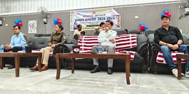 गढ़वा टाउन हॉल में बेटी बचाओ, बेटी पढ़ाओ: उत्कृष्ट प्रदर्शन करने वाली बालिकाओं को मिला सम्मान