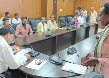 गढ़वा: उपायुक्त ने जनता दरबार में सुनी आमजनों की समस्याएं, अधिकारियों को निदेशित किया