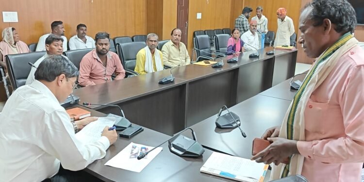 गढ़वा: उपायुक्त ने जनता दरबार में सुनी आमजनों की समस्याएं, अधिकारियों को निदेशित किया