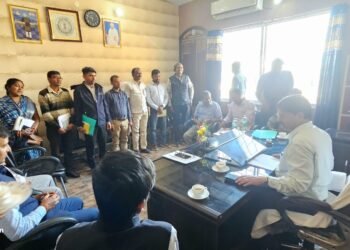 गढ़वा: उपायुक्त शेखर जमुआर ने प्रखंड सह अंचल कार्यालय बड़गड़ में समीक्षा बैठक की, योजनाओं को शीघ्र पूर्ण करने के निर्देश दिए