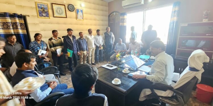 गढ़वा: उपायुक्त शेखर जमुआर ने प्रखंड सह अंचल कार्यालय बड़गड़ में समीक्षा बैठक की, योजनाओं को शीघ्र पूर्ण करने के निर्देश दिए