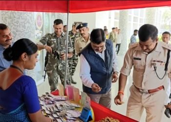 गढ़वा: पलाश मार्ट में पलाश हर्बल गुलाल की धूम: डीसी और एसपी ने किया रंग-बिरंगी प्रदर्शनी का शुभारंभ