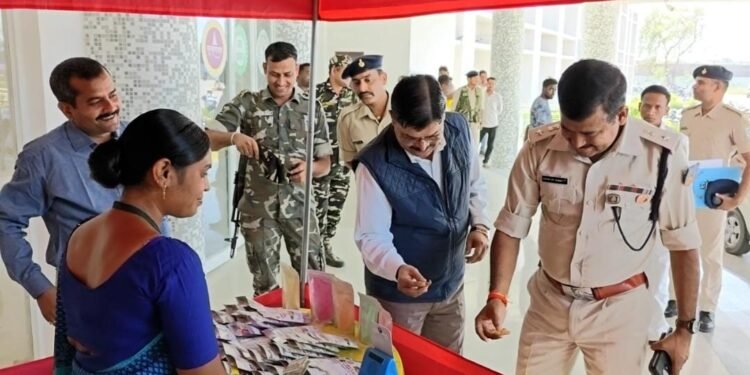 गढ़वा: पलाश मार्ट में पलाश हर्बल गुलाल की धूम: डीसी और एसपी ने किया रंग-बिरंगी प्रदर्शनी का शुभारंभ