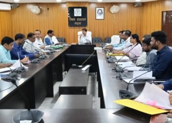 गढ़वा: उपायुक्त की अध्यक्षता में वित्तीय समीक्षा: जानिए आवंटन और व्यय के निर्देश!
