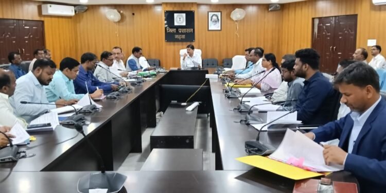 गढ़वा: उपायुक्त की अध्यक्षता में वित्तीय समीक्षा: जानिए आवंटन और व्यय के निर्देश!
