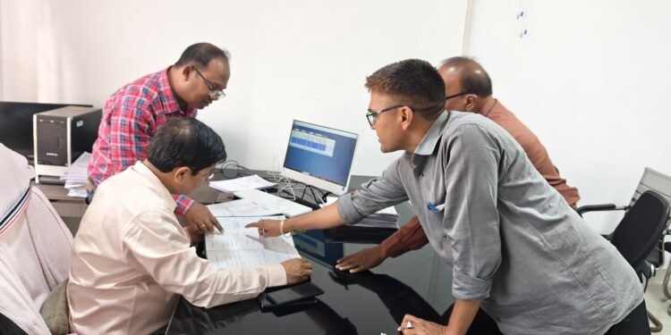 गढ़वा: वित्तीय वर्ष का अंतिम चरण! उपायुक्त ने कोषागार कार्यालय का औचक निरीक्षण और दिए सख्त निर्देश