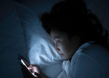 रात की उल्लू आदतों से बन रही है मानसिक स्वास्थ्य की दुश्मन – जानें क्यों ज़रूरी है जल्दी सोना!