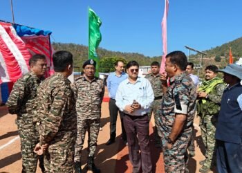 गढ़वा: उपायुक्त और पुलिस अधीक्षक का नक्सल मुक्त बूढ़ा पहाड़ क्षेत्र दौरा: विकास कार्यों का जायजा