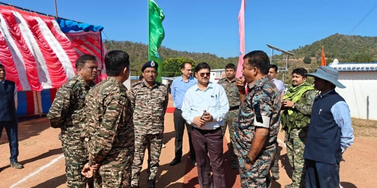 गढ़वा: उपायुक्त और पुलिस अधीक्षक का नक्सल मुक्त बूढ़ा पहाड़ क्षेत्र दौरा: विकास कार्यों का जायजा