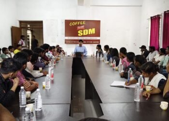“कॉफी विद एसडीएम”: प्रतियोगी छात्रों के लिए प्रेरणा का स्रोत, गढ़वा में बना नया मिसाल