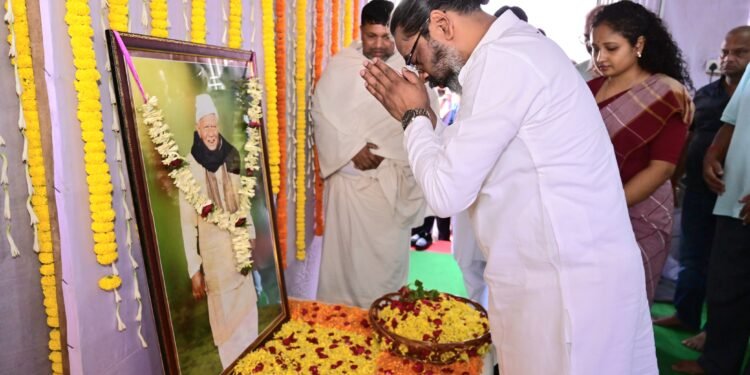 मुख्यमंत्री हेमन्त सोरेन ने स्व० हरिशंकर पत्रलेख को दी भावभीनी श्रद्धांजलि