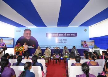 जहां न पहुंचे रवि, वहां पहुंचे बीएलओ दीदी: दुर्गम दशम जलप्रपात की प्रेरणादायक कहानी