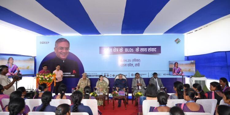 जहां न पहुंचे रवि, वहां पहुंचे बीएलओ दीदी: दुर्गम दशम जलप्रपात की प्रेरणादायक कहानी