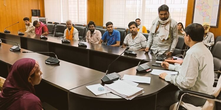 गढ़वा: जनता दरबार: उपायुक्त ने सुनी फरियादियों की समस्याएं और दिए समाधान के निर्देश