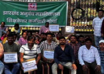 अनुबंध कर्मियों का राजभवन के समक्ष प्रदर्शन, स्थायी समायोजन की उठाई मांग!