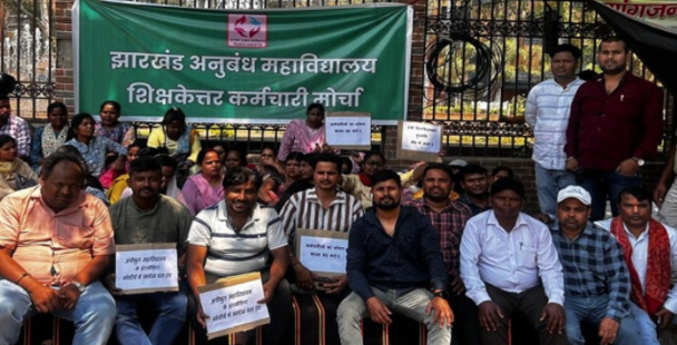 अनुबंध कर्मियों का राजभवन के समक्ष प्रदर्शन, स्थायी समायोजन की उठाई मांग!