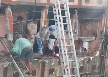 गिरिडीह में खुशी मार्ट में भीषण आग: महिला की मौत, बच्ची अब भी फंसी!